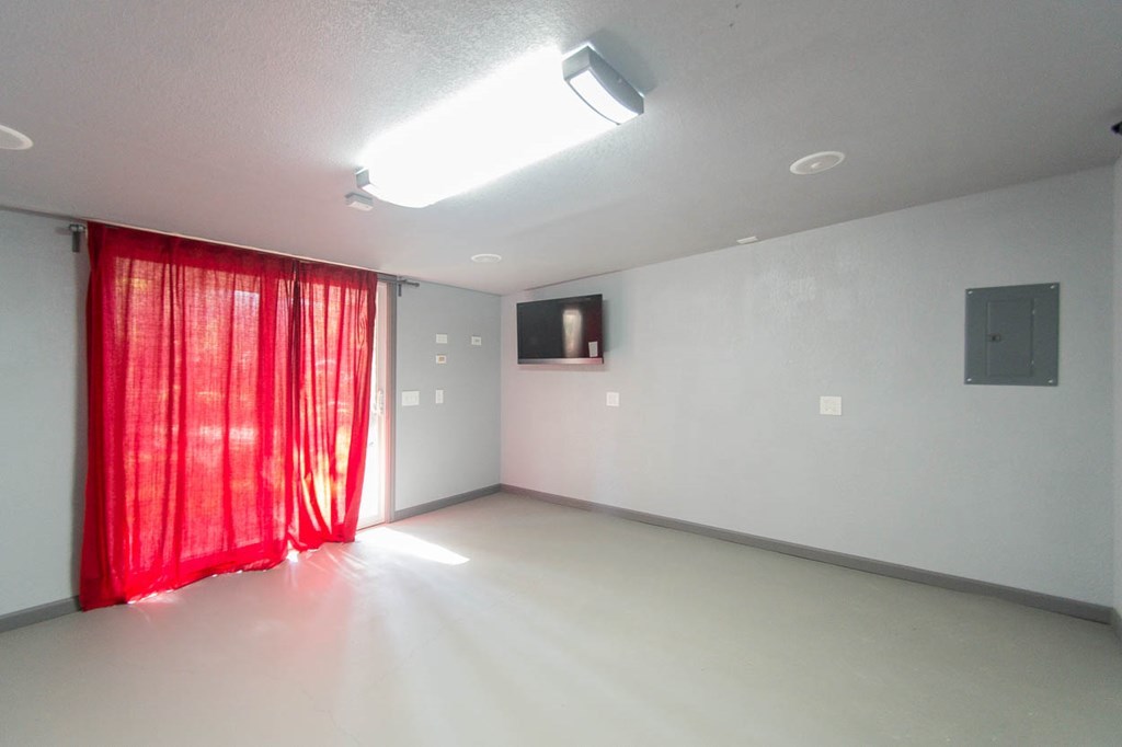 201 Red Oak Road Byron, GA 31008 - Photo 21 of 29 an empty room with windows and closet