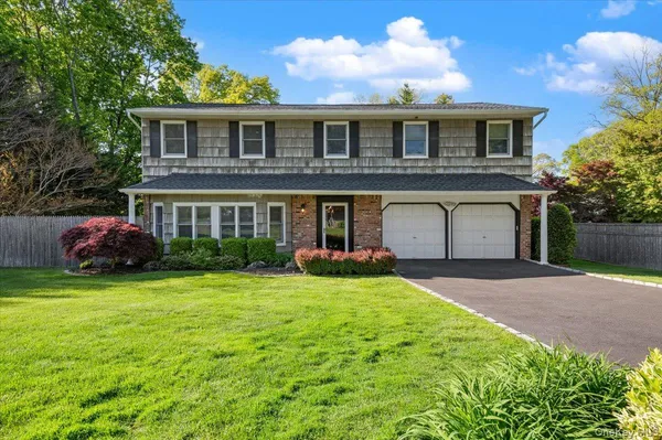 $1,350,000 | 19 Fox Lane, Dix Hills, NY 11746