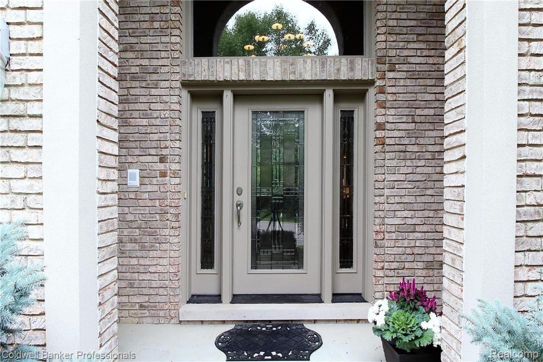 1998 Barrington Court Rochester, MI 48306 - Photo 2 of 37 Covered front entrance w/custom glass door.