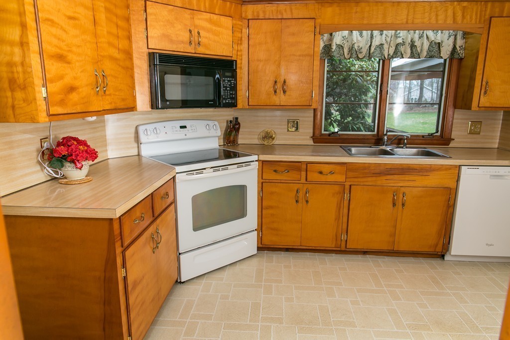 14 Evergreen Road Northampton, MA 01053 - Photo 5 of 26 Gallery Image 5