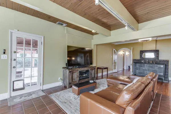 $620,000 | 1064 North Poplar Avenue, Fresno, CA 93728