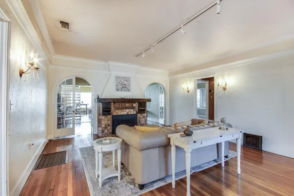 $620,000 | 1064 North Poplar Avenue, Fresno, CA 93728