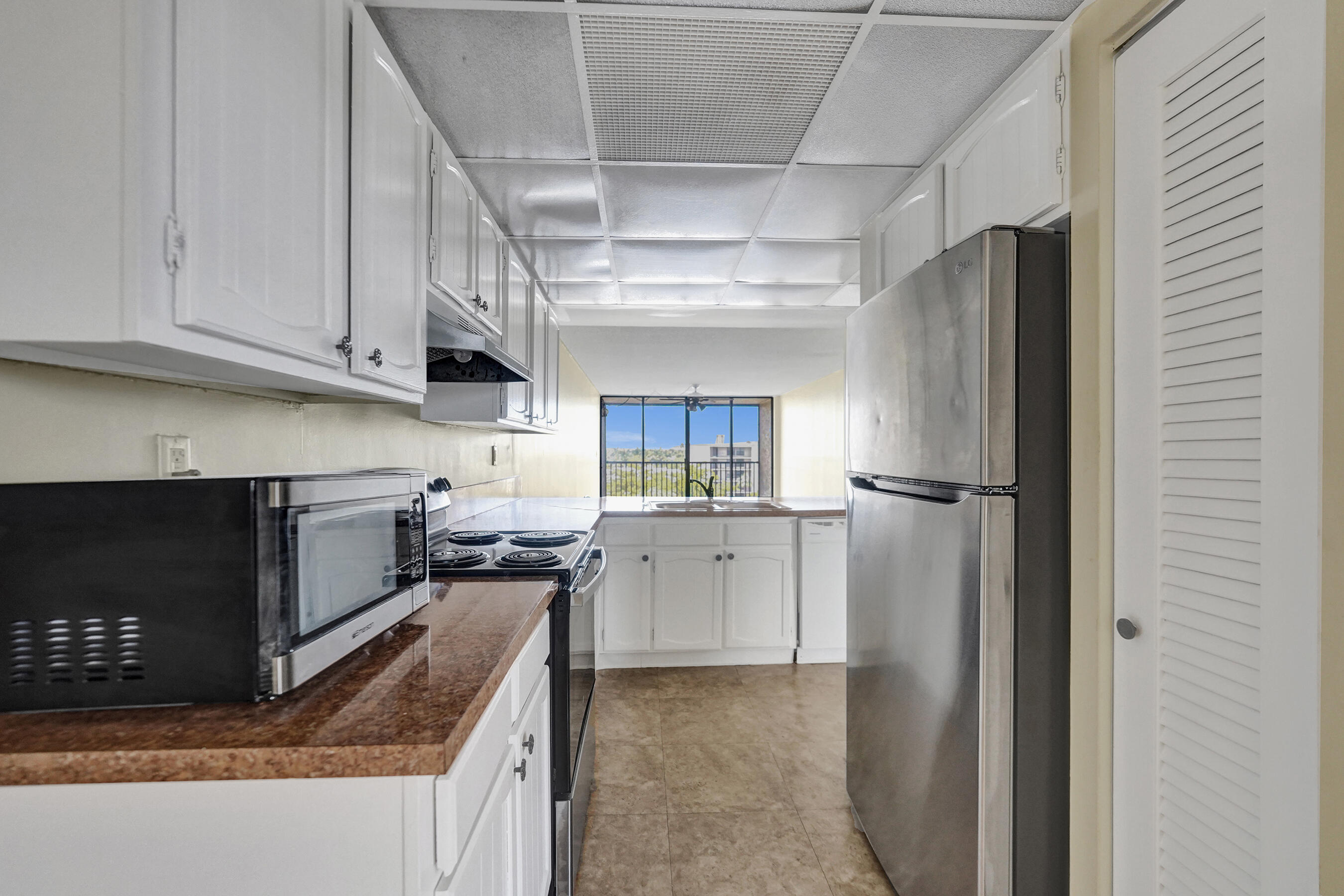 12 Royal Palm Way, Unit 6020 Boca Raton, FL 33432 - Photo 11 of 69 a kitchen with a refrigerator and a sink