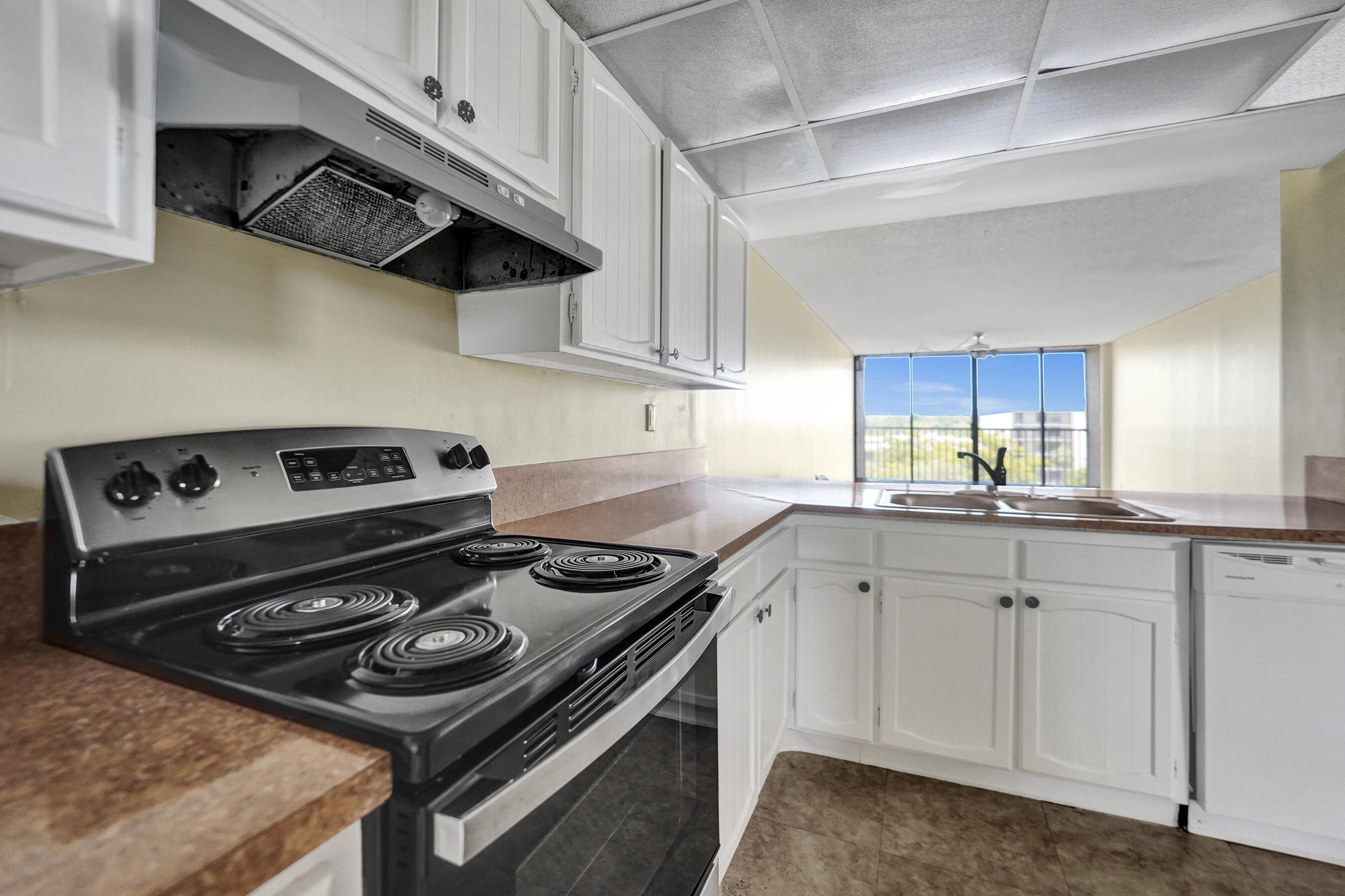 12 Royal Palm Way, Unit 6020 Boca Raton, FL 33432 - Photo 13 of 69 a kitchen with stainless steel appliances a stove a sink dishwasher and cabinets
