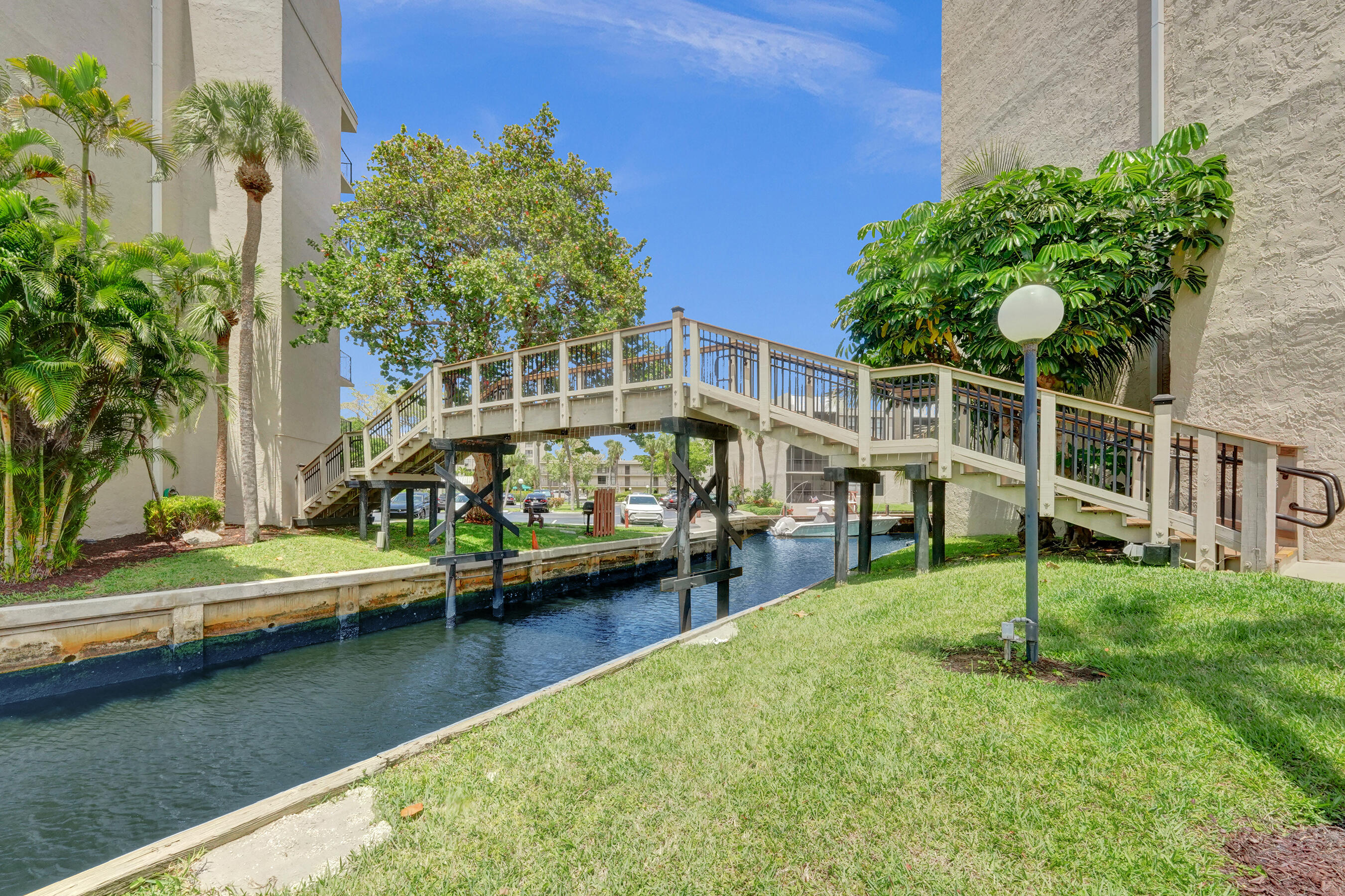 12 Royal Palm Way, Unit 6020 Boca Raton, FL 33432 - Photo 40 of 69 a backyard of a house with table and chairs