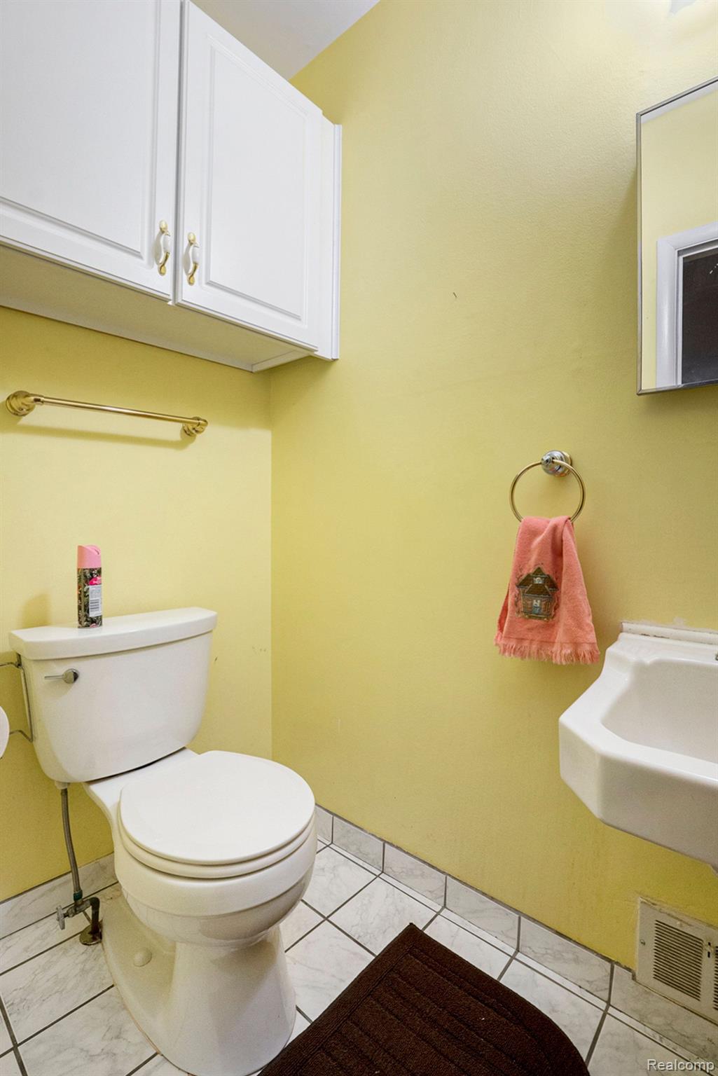 15606 Levan Road Livonia, MI 48154 - Photo 14 of 32 Gallery Image 14