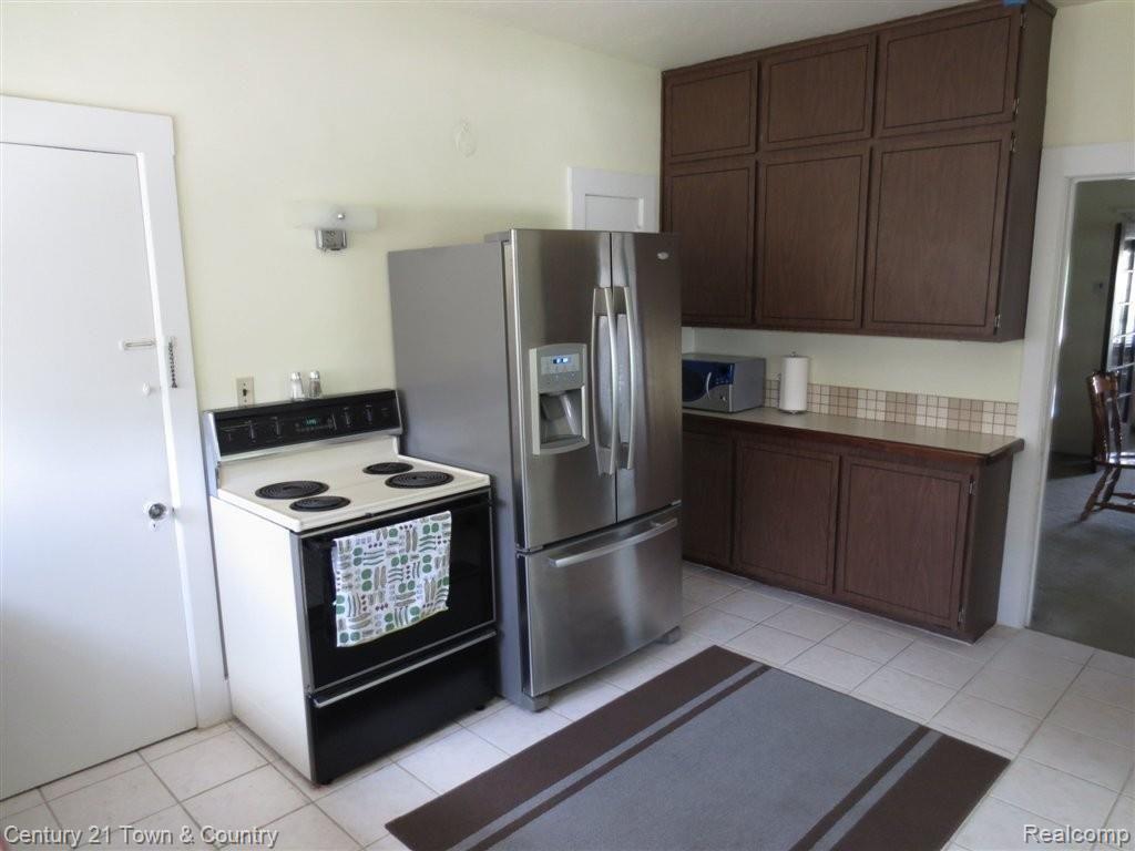 75 Cherokee Road Pontiac, MI 48341 - Photo 14 of 21 Cherokee Spacious Kitchen.jpg