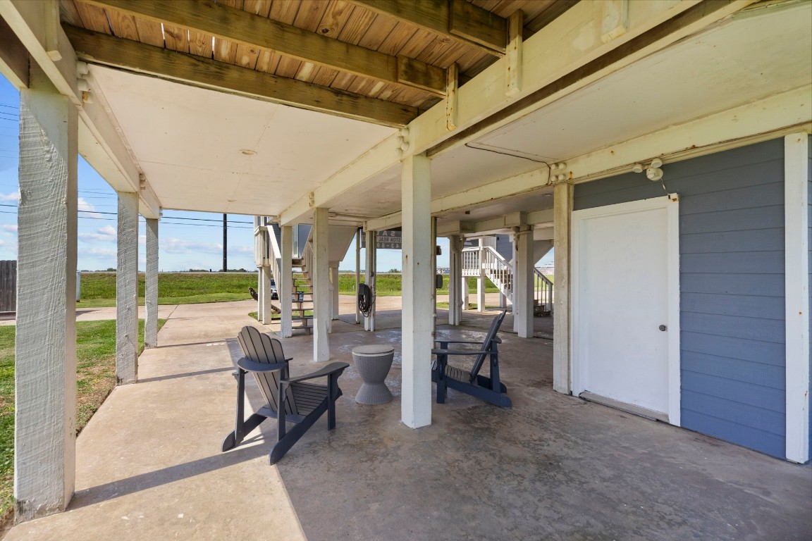 17729 Termini-San Luis Pass Road Galveston, TX 77554 - Photo 32 of 36 a room with lots of table chair