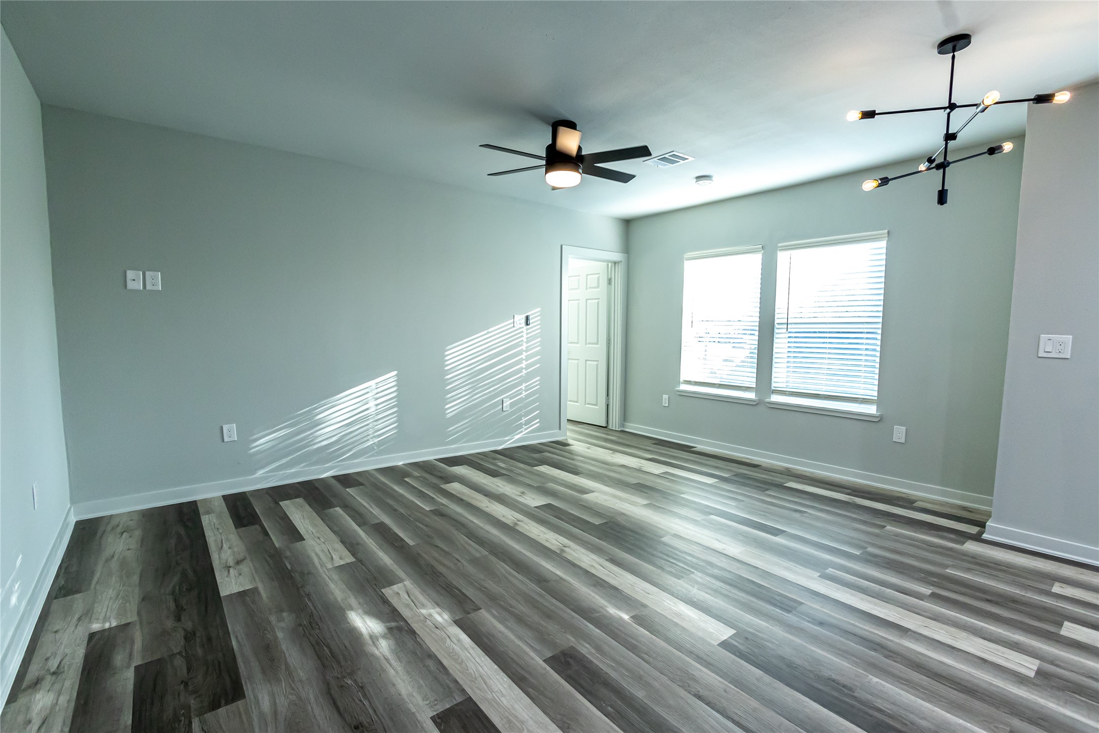 102 Marsden Street, Unit 4 Houston, TX 77011 - Photo 13 of 26 a view of an empty room with a window