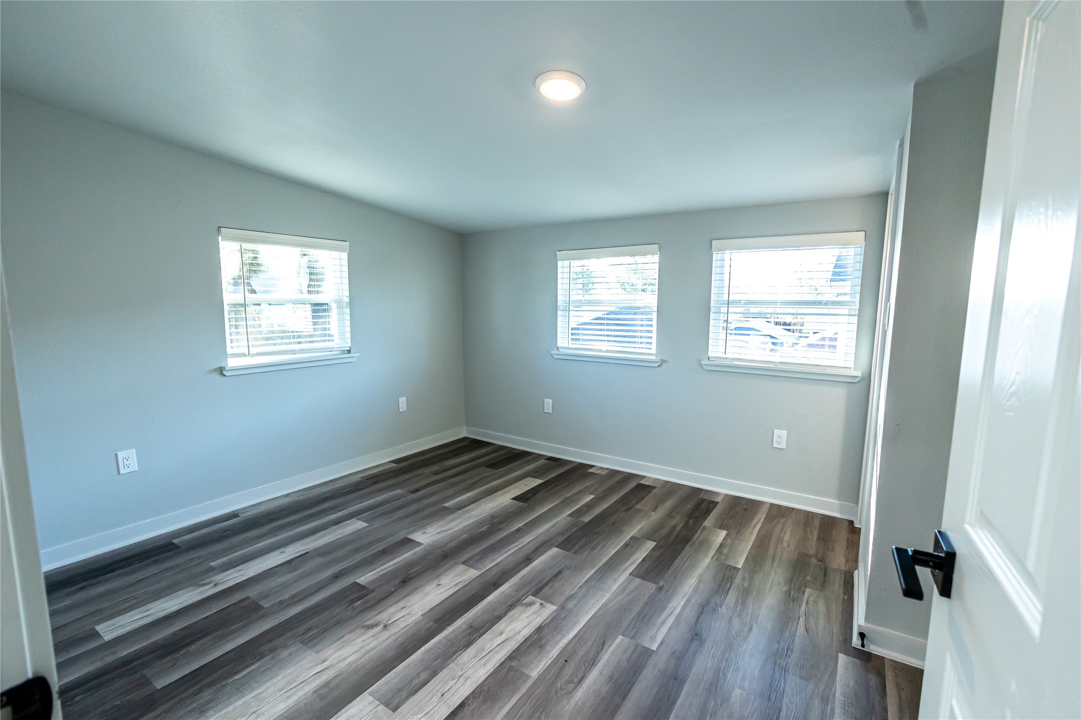 102 Marsden Street, Unit 4 Houston, TX 77011 - Photo 18 of 26 a view of an empty room and a window