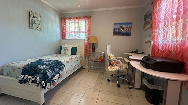 211 120 St Gulf, Unit B Marathon, FL 33050 - Photo 24 of 33 a bedroom with a bed and a window