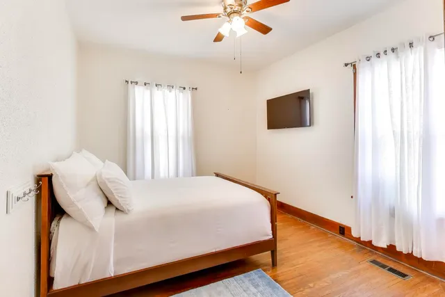 $2,150 | 23 North Adams Street, North Aurora, IL 60542