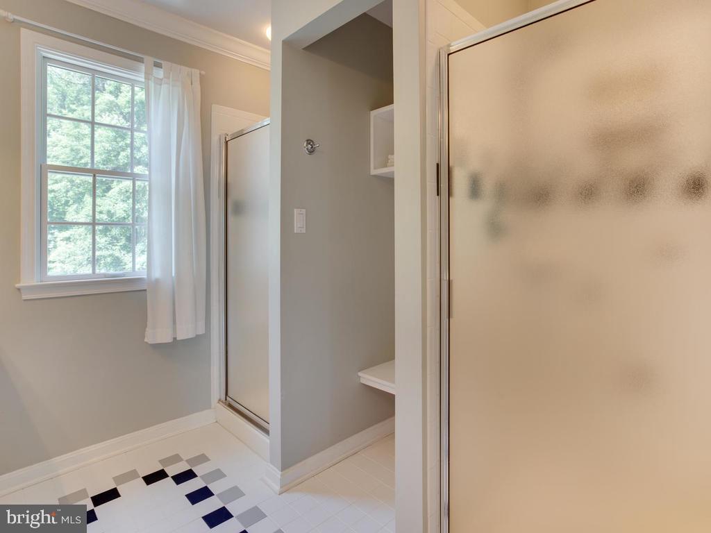 1550 Shipsview Road Annapolis, MD 21409 - Photo 33 of 62 2 Showers in Hall Bath