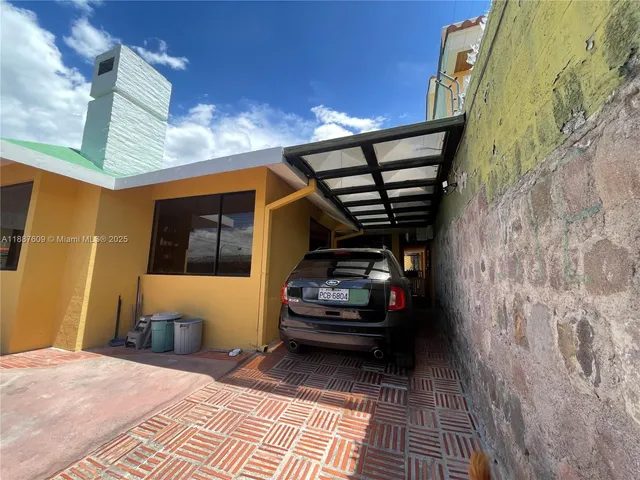 a view of house with yard and garage