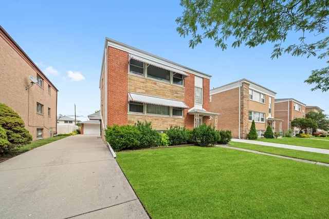 $2,300 | 8819 North Wisner Street, Unit 1, Niles, IL 60714