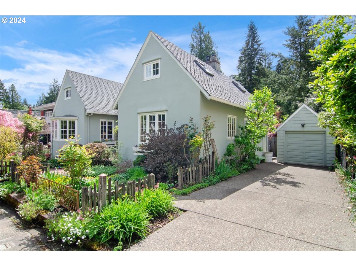 2148 Southwest Edgewood Road Portland, OR 97201 - Photo 1 of 33 Gallery Image 1