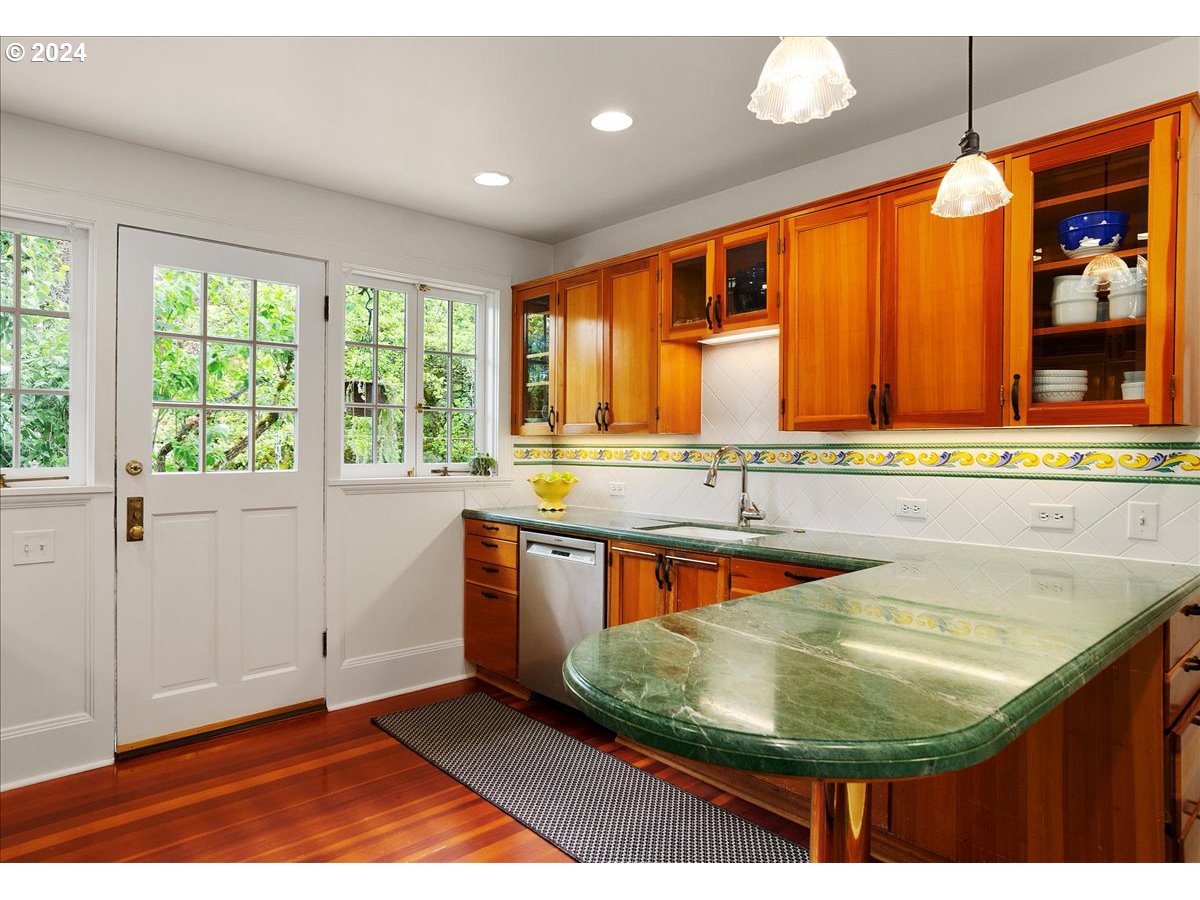2148 Southwest Edgewood Road Portland, OR 97201 - Photo 11 of 33 Kitchen