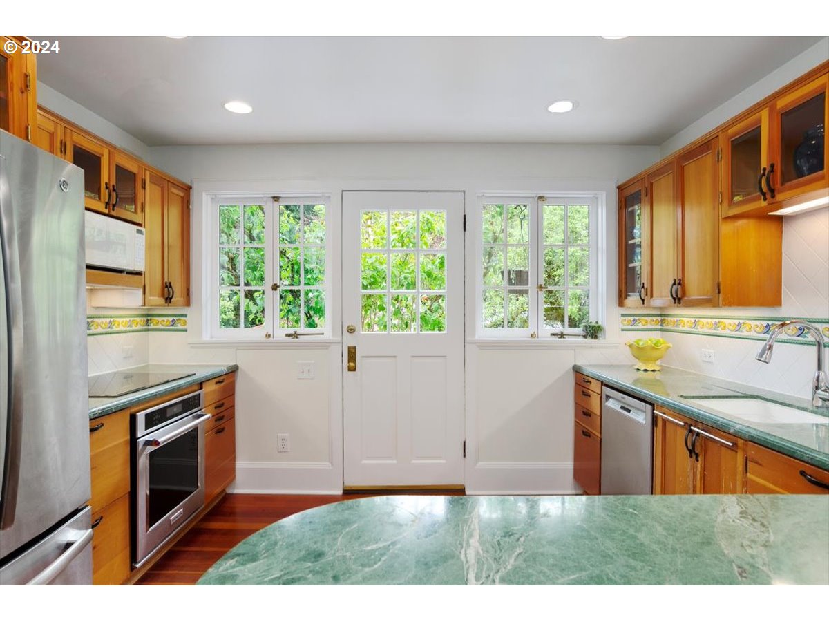 2148 Southwest Edgewood Road Portland, OR 97201 - Photo 12 of 33 Kitchen