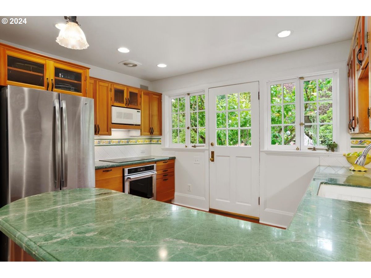 2148 Southwest Edgewood Road Portland, OR 97201 - Photo 13 of 33 Kitchen