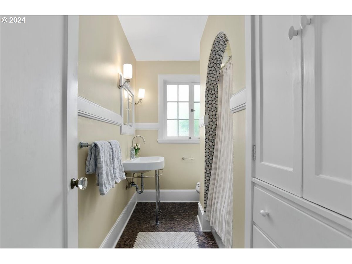 2148 Southwest Edgewood Road Portland, OR 97201 - Photo 15 of 33 Bathroom
