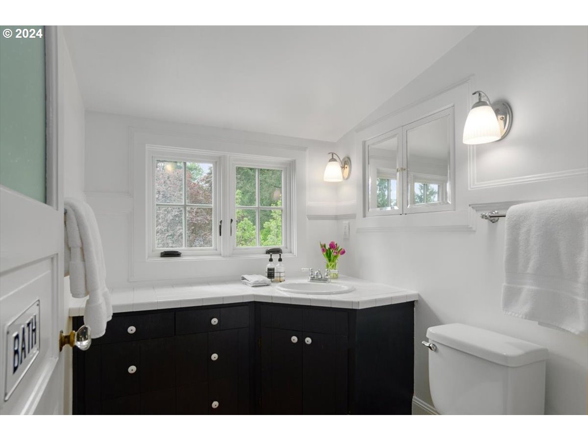 2148 Southwest Edgewood Road Portland, OR 97201 - Photo 21 of 33 Bathroom