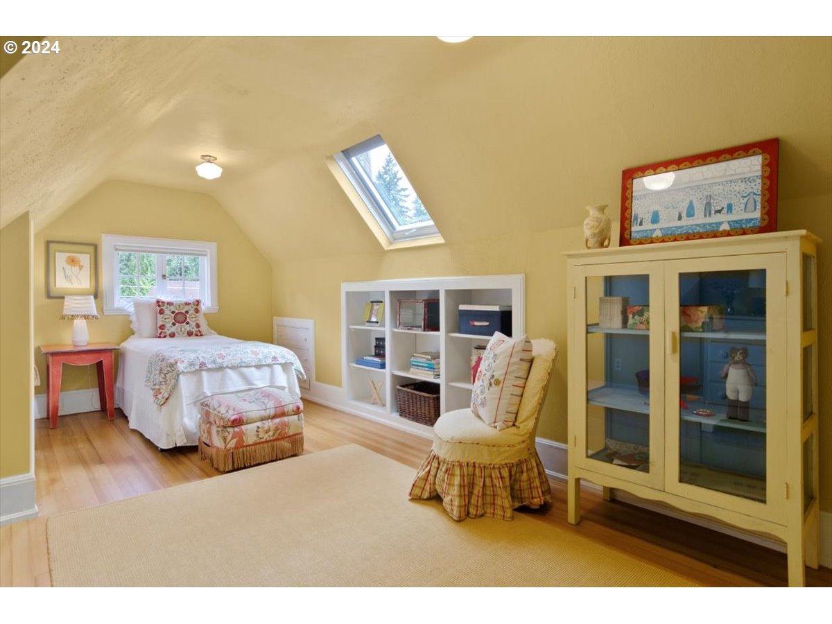 2148 Southwest Edgewood Road Portland, OR 97201 - Photo 23 of 33 Bedroom