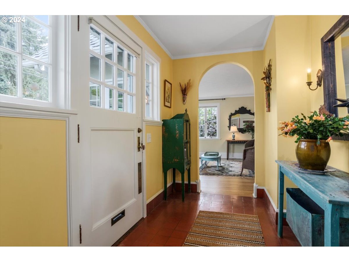2148 Southwest Edgewood Road Portland, OR 97201 - Photo 3 of 33 Entrance/Foyer