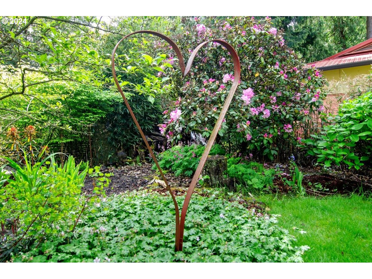 2148 Southwest Edgewood Road Portland, OR 97201 - Photo 32 of 33 Garden