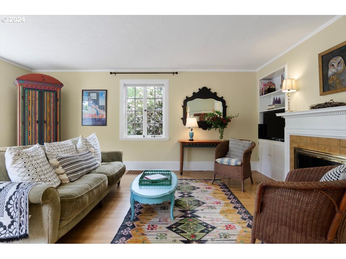 2148 Southwest Edgewood Road Portland, OR 97201 - Photo 4 of 33 Living Room