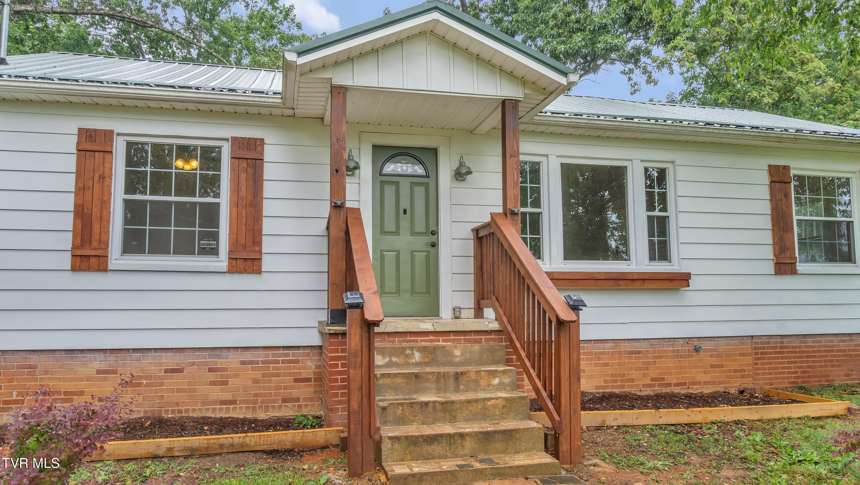 122 Hartley Road Elizabethton, TN 37643 - Photo 2 of 32 DSC07510