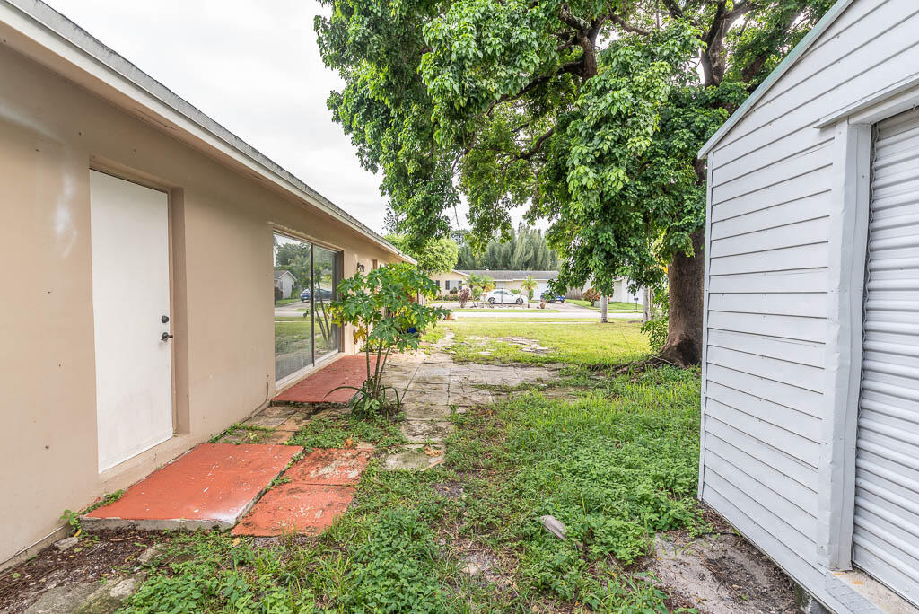 10225 Sleepy Brook Way Boca Raton, FL 33428 - Photo 5 of 41 a backyard of a house with yard and outdoor seating