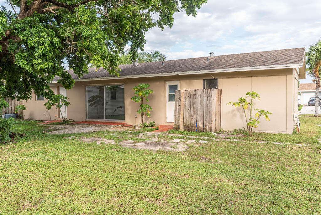 10225 Sleepy Brook Way Boca Raton, FL 33428 - Photo 8 of 41 a backyard of a house