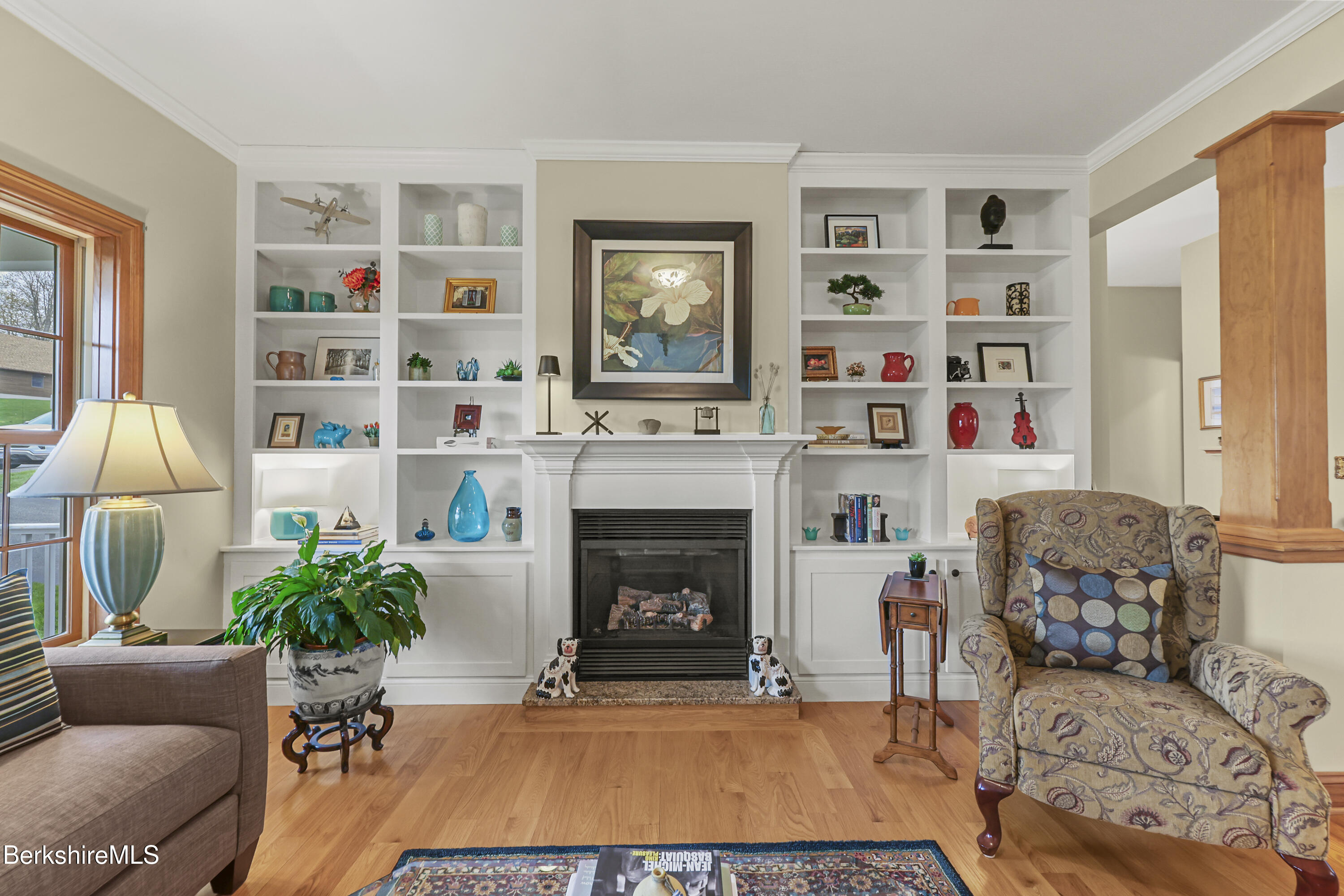 31 Fox Run Lee, MA 01238 - Photo 8 of 37 140 Living Room