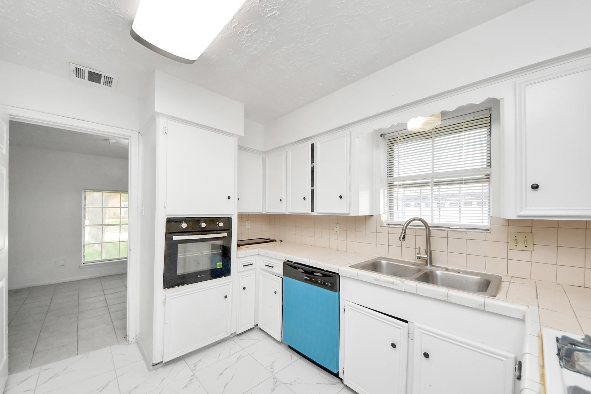 9131 Rentur Drive Houston, TX 77031 - Photo 7 of 27 Kitchen