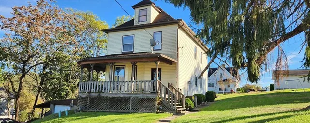 a view of a house with a yard