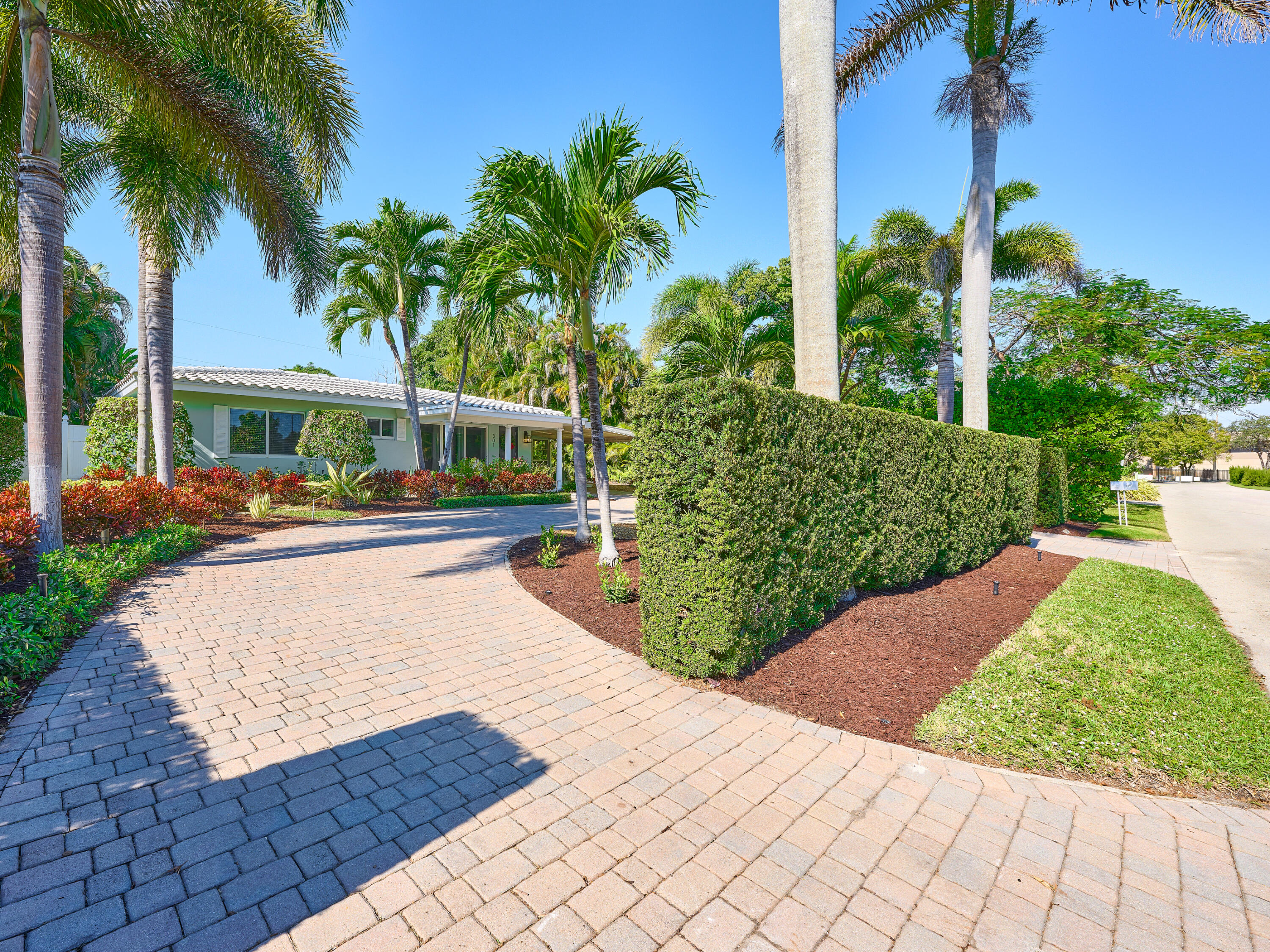 301 Northwest 3rd Court Boca Raton, FL 33432 - Photo 36 of 45 Frontyard