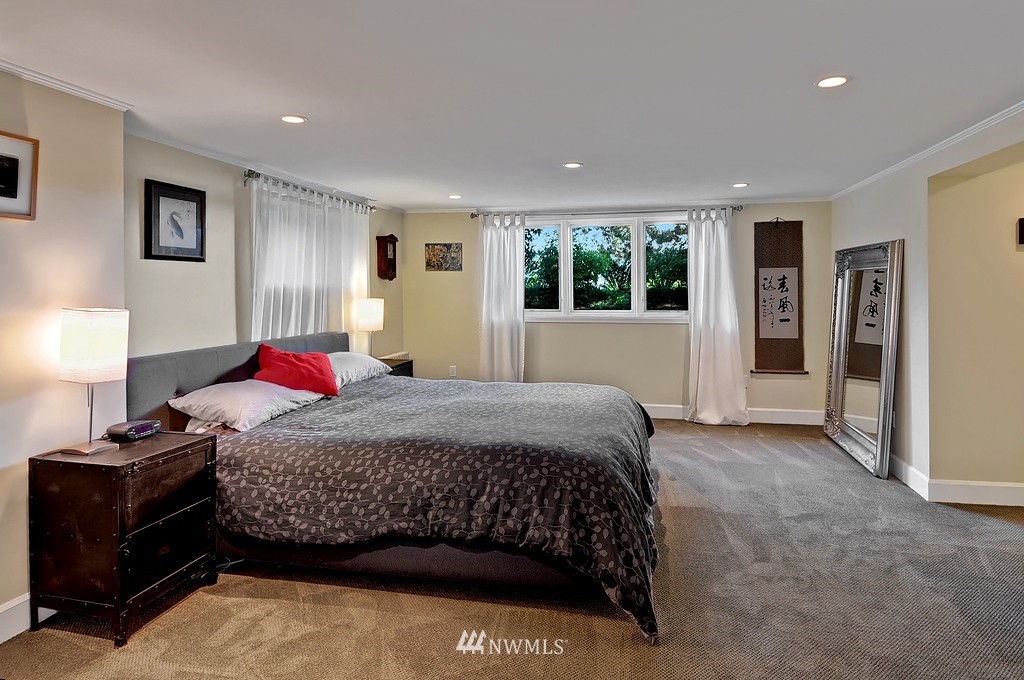 11720 Riviera Place Northeast Seattle, WA 98125 - Photo 11 of 25 Gallery Image 11