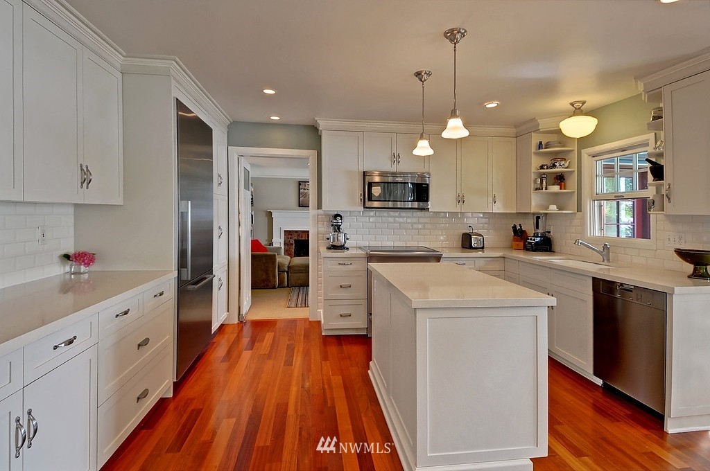 11720 Riviera Place Northeast Seattle, WA 98125 - Photo 8 of 25 Gallery Image 8