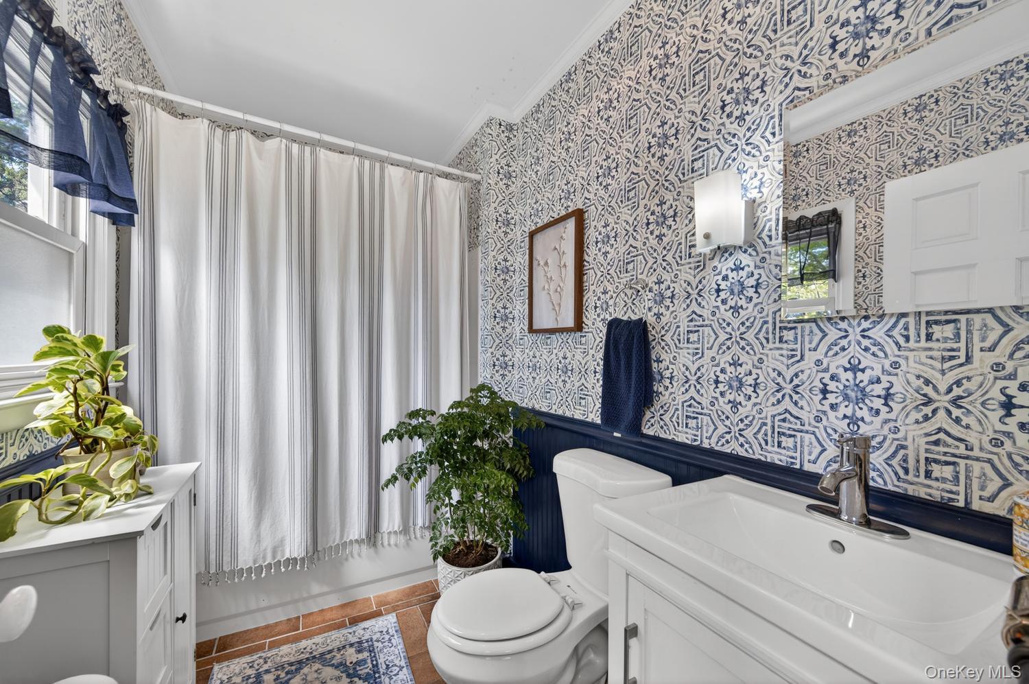 17 Riggs Place Locust Valley, NY 11560 - Photo 16 of 25 First floor full bath with tub off mudroom