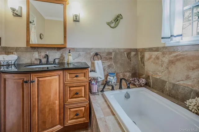 $1,475,000 | 16 Abbey Lane, East Setauket, NY 11733