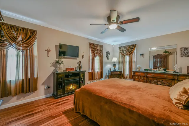 $1,475,000 | 16 Abbey Lane, East Setauket, NY 11733