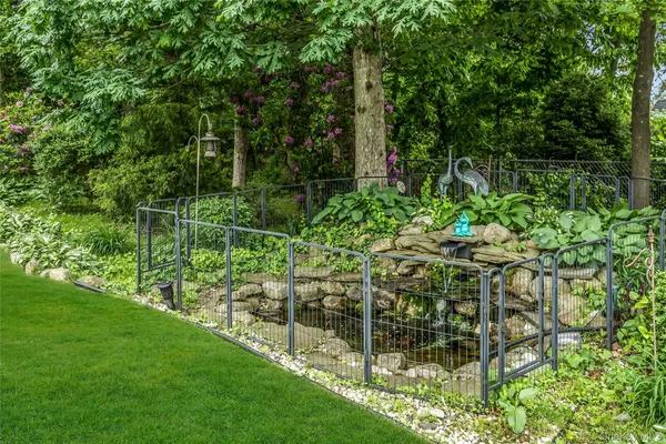 a view of yard with green space