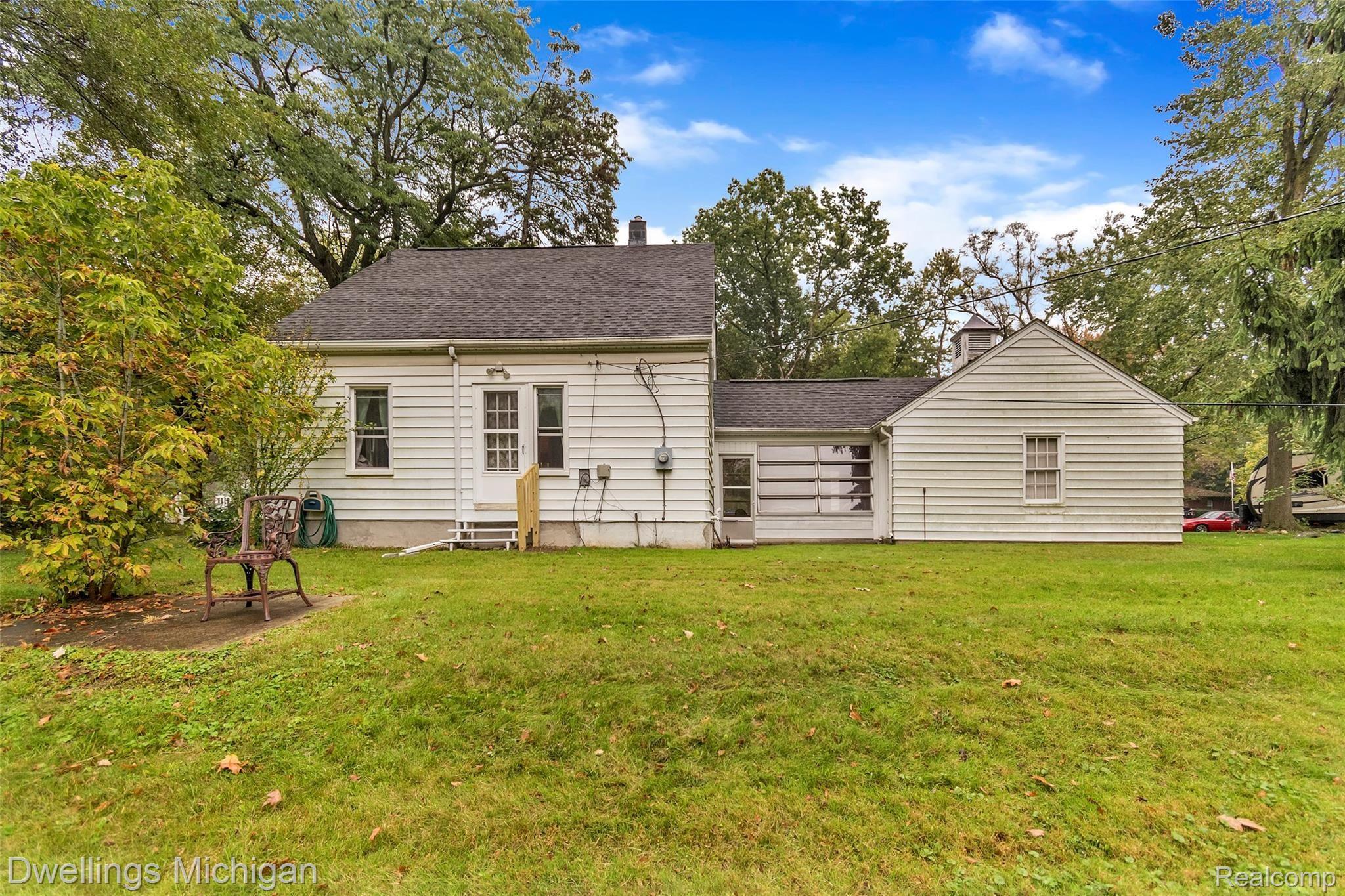 16607 Rougeway Street Livonia, MI 48154 - Photo 39 of 42 16607-Rougeway-St-WindowStill-Real-Estate-Photography-41.jpg