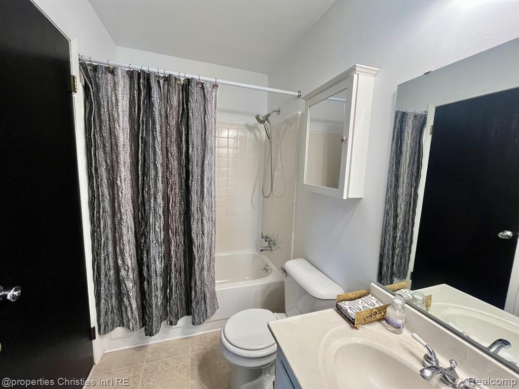 23672 North Rockledge Novi, MI 48375 - Photo 16 of 22