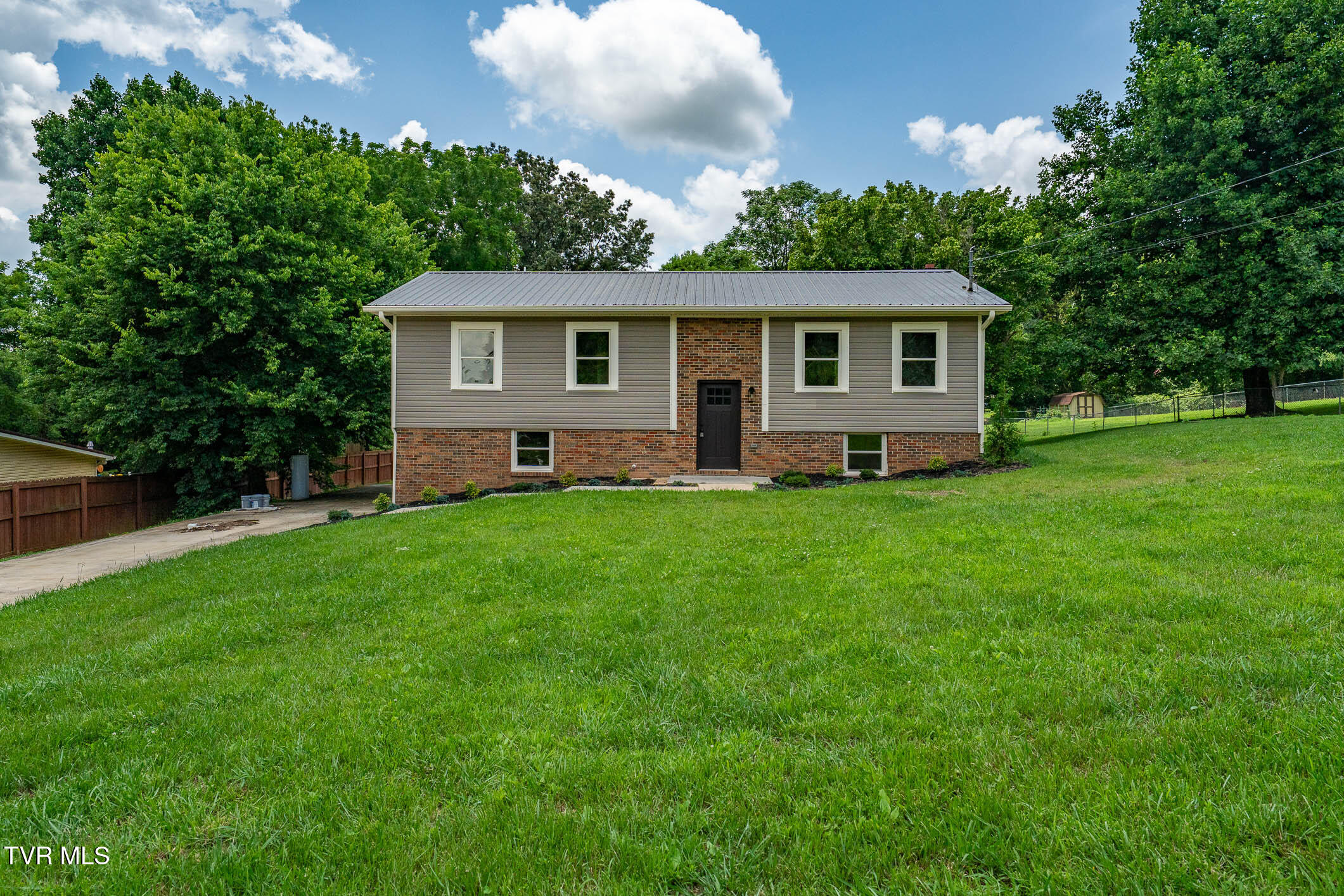 226 Dorothy Circle Limestone, TN 37681 - Photo 2 of 57 226 Dorothy Cir (2 of 28)
