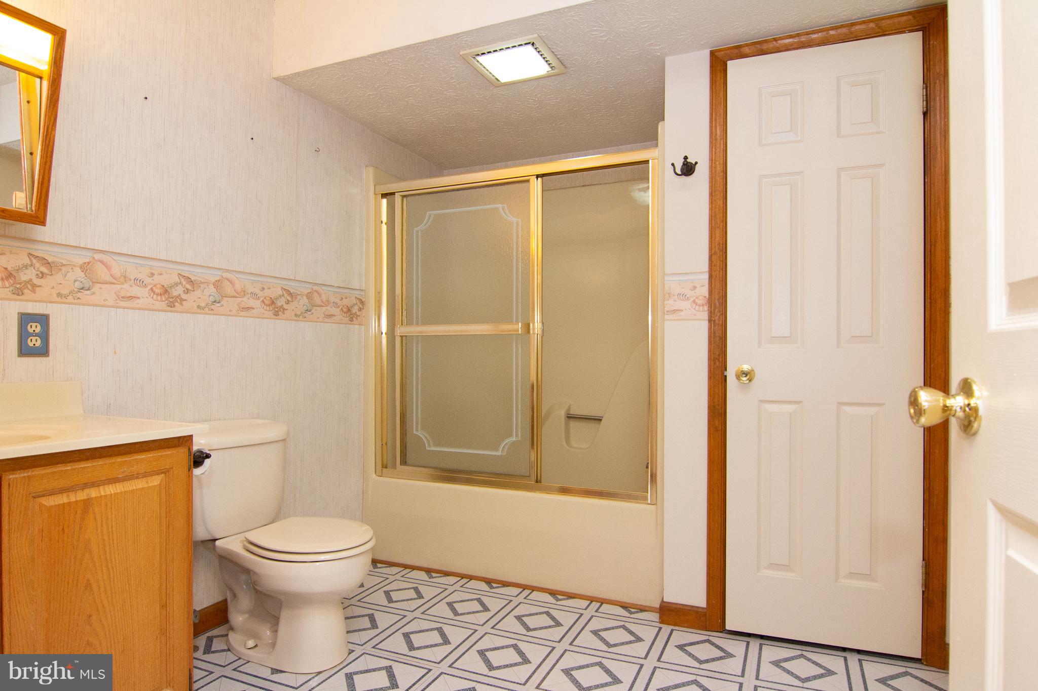 3811 Old Hanover Road Westminster, MD 21158 - Photo 17 of 34 Full Hall Bath on upper level