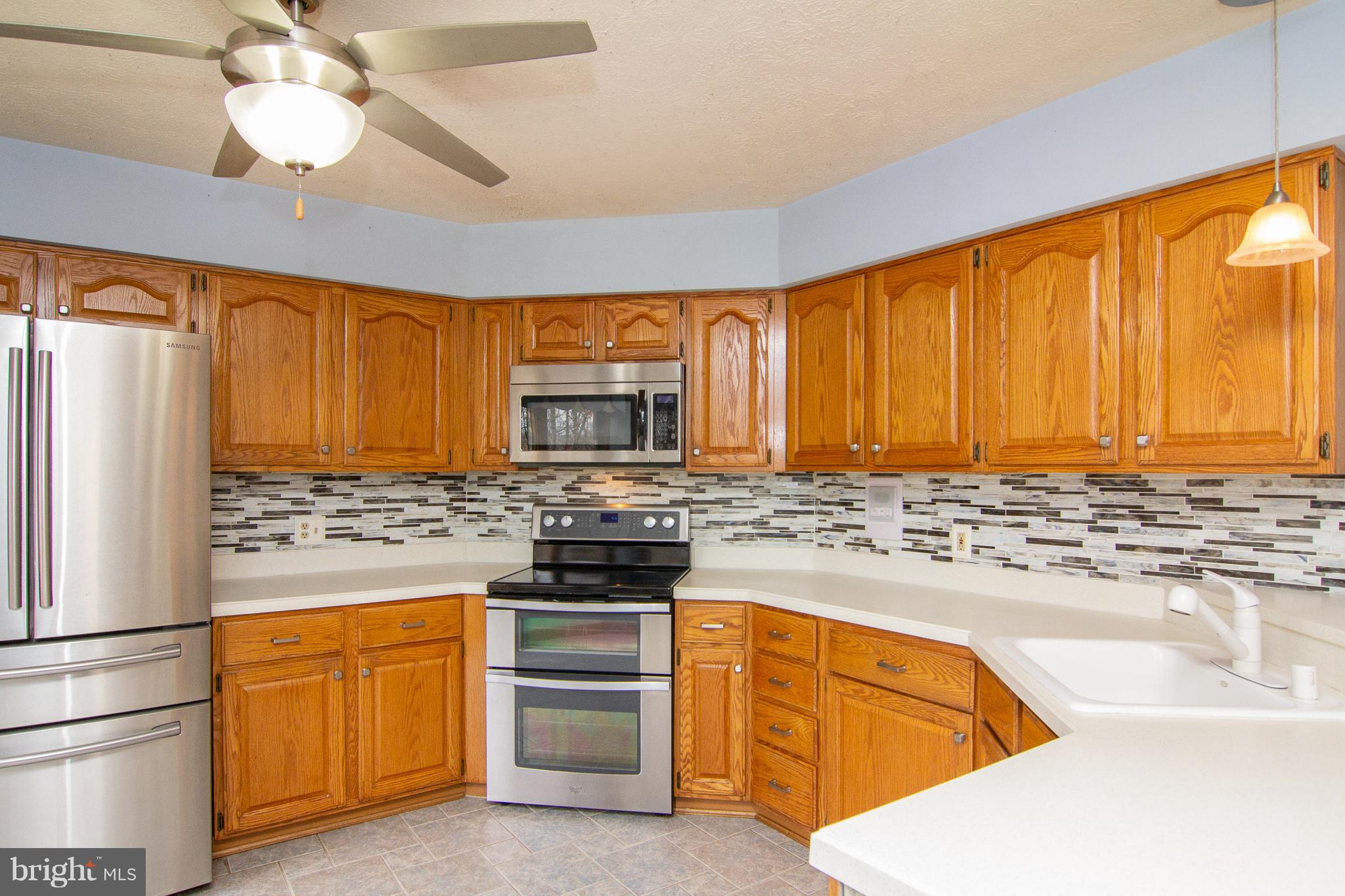 3811 Old Hanover Road Westminster, MD 21158 - Photo 7 of 34 Kitchen w/ stainless steel appliances