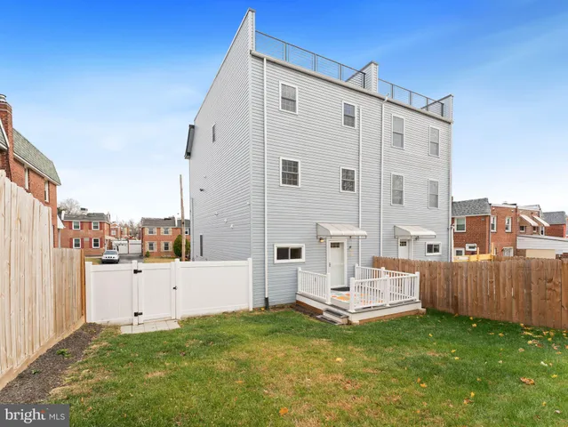 a view of a house with backyard