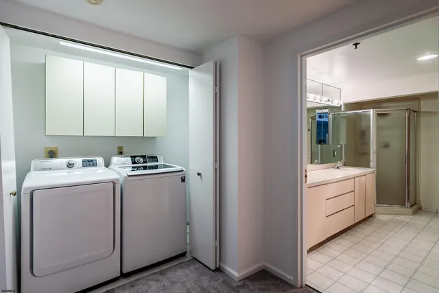 a view of utility room with washer and dryer
