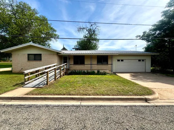 $305,000 | 102 East Wallace Street, Llano, TX 78643